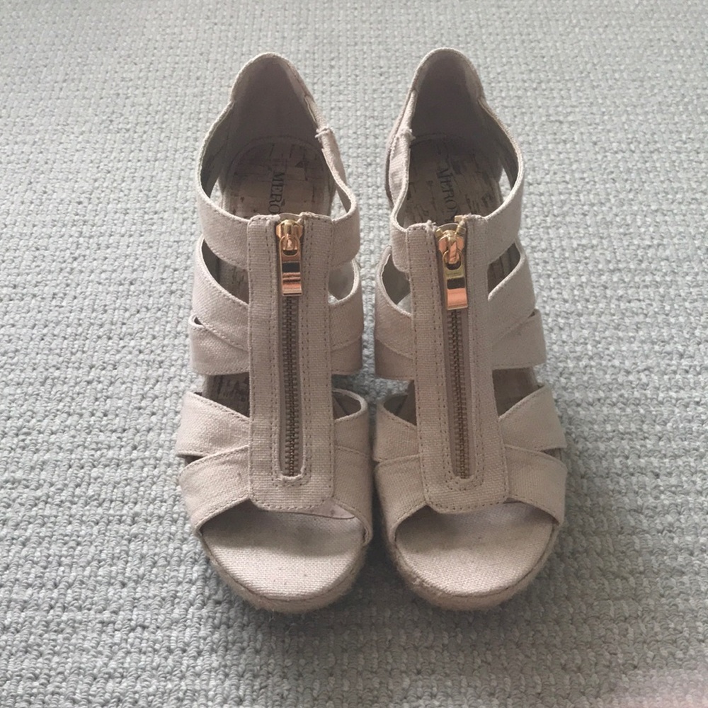 Nude-tan wedges